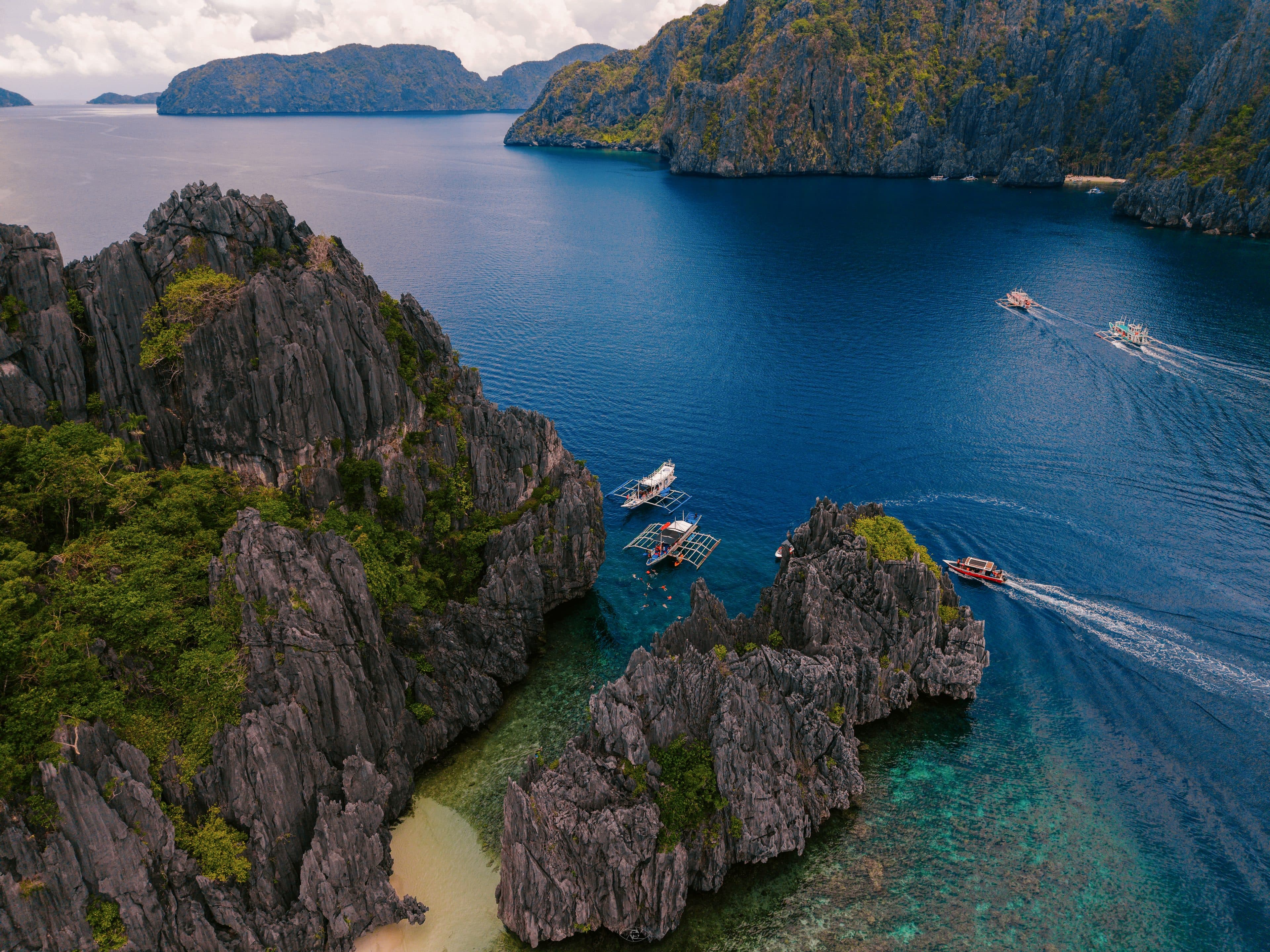 Private boat tours in El Nido: your own boat, your own day.